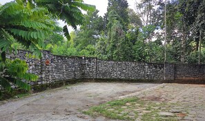 Exterior - Green Holiday Inn (CP)