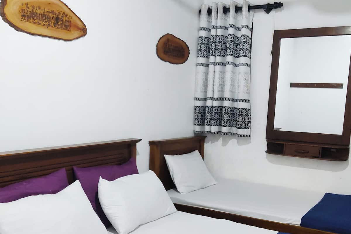 Iron/ironing board, WiFi (free)