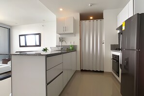 Kühlschrank, Mikrowelle, Ofen, Wasserkocher mit Kaffee-/Teezubehör