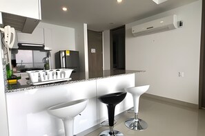 Kühlschrank, Mikrowelle, Ofen, Wasserkocher mit Kaffee-/Teezubehör