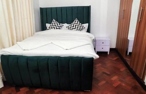 6 bedrooms, iron/ironing board, WiFi