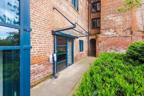 Property grounds - Stylish 1BR Parking & Kitchen – Victoria Riverside (Leeds)