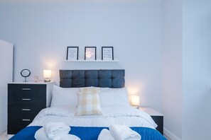 Iron/ironing board, internet, bed sheets - Stylish 1BR Parking & Kitchen – Victoria Riverside (Leeds)