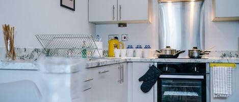 Kühlschrank, Mikrowelle, Ofen, Herdplatte