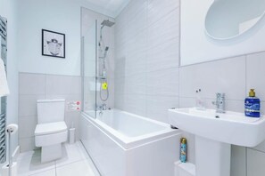 Shower - Stunning Apartment | Sleeps 2 | Central Leeds (Leeds)