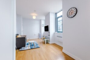 TV - Stylish 1BR Parking & Kitchen – Victoria Riverside (Leeds)