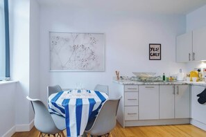 Dining - Stunning Apartment | Sleeps 2 | Central Leeds (Leeds)
