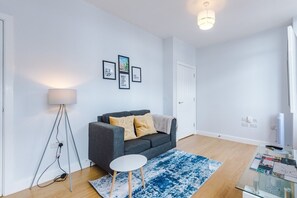 TV - Stylish 1BR Parking & Kitchen – Victoria Riverside (Leeds)