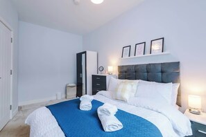 Iron/ironing board, travel cot, WiFi, bed sheets - Stunning Apartment | Sleeps 2 | Central Leeds (Leeds)