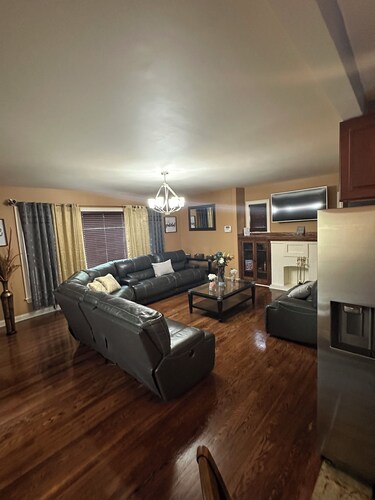 Charming 2-bedroom house in Maywood with WiFi, AC full basement with sofa bed