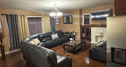 Charming 2-bedroom house in Maywood with WiFi, AC full basement with sofa bed