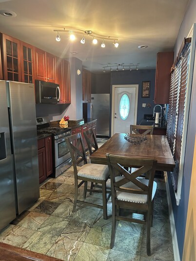 Charming 2-bedroom house in Maywood with WiFi, AC full basement with sofa bed