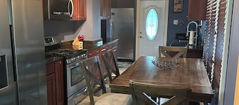 Charming 2-bedroom house in Maywood with WiFi, AC full basement with sofa bed