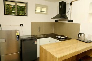 Fridge, microwave, stovetop, electric kettle - Studio Apartments Near US Consulate (Chennai)