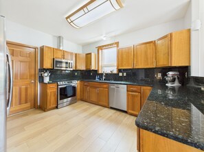 Réfrigérateur, four à micro-ondes, un four, surface de cuisson