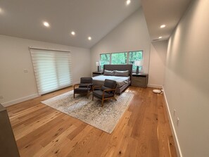 5 bedrooms, iron/ironing board, WiFi, bed sheets