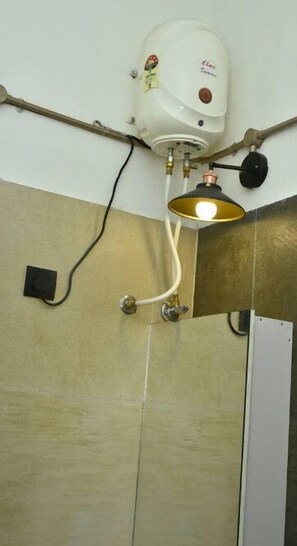 Regadera, toallas, jabón, papel de baño 