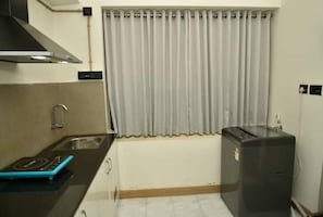 Refrigerador, microondas, parrilla de estufa y tetera eléctrica 