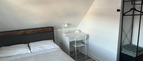1 habitación, tabla de planchar con plancha, wifi y ropa de cama