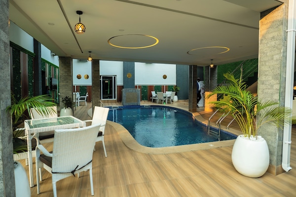 Una piscina al aire libre