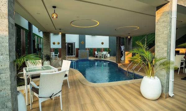 Una piscina al aire libre