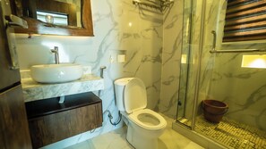 Douche, serviettes fournies, savon, papier toilette