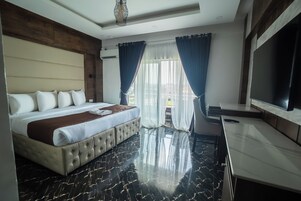 Escritorio, wifi gratis y ropa de cama 