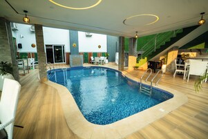 Una piscina al aire libre