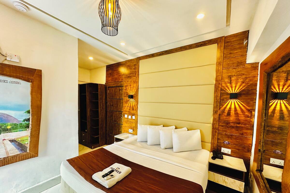 Deluxe Room | Desk, WiFi (free), bed sheets