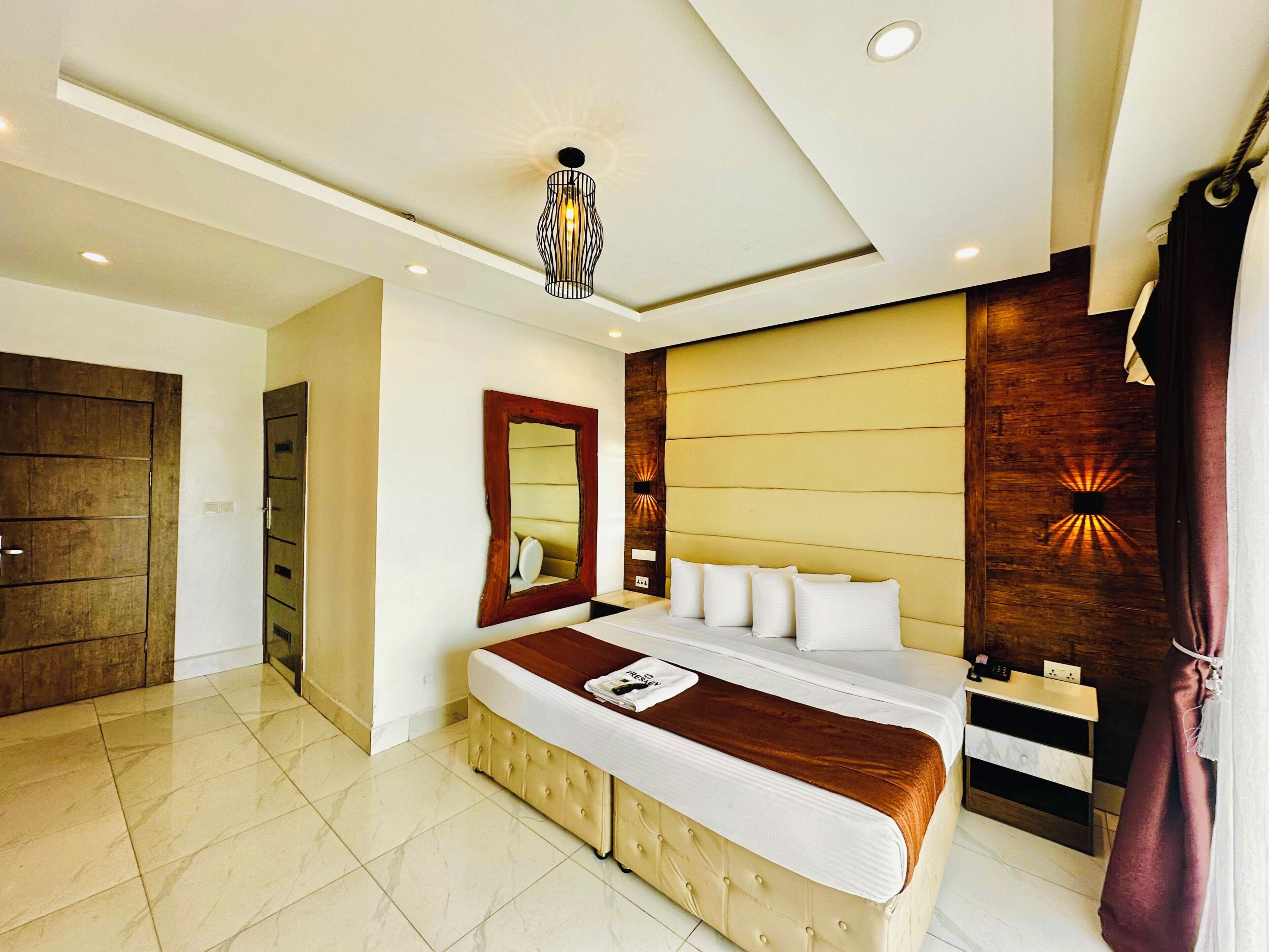 Family Room | Desk, WiFi (free), bed sheets