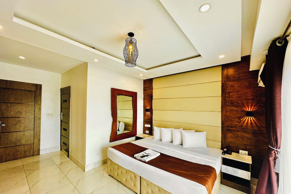 Family Room | Desk, WiFi (free), bed sheets