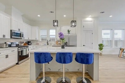 Spacious 4-bedroom house in beautiful Houston with AC, WiFi
