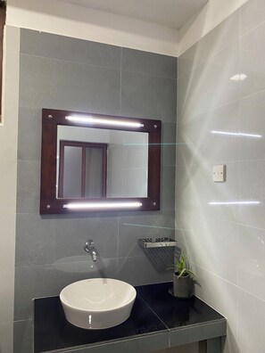 Sèche-cheveux, bidet, serviettes fournies, savon