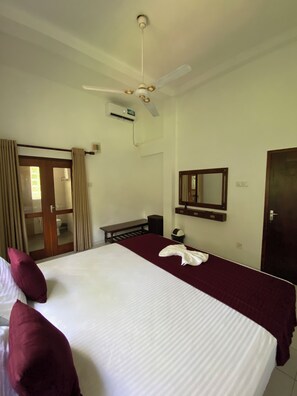4 bedrooms, iron/ironing board, WiFi, bed sheets