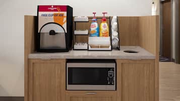 Un espace dédié au café, avec une pancarte indiquant « CANDLEWOOD COFFEE » et une machine à café.