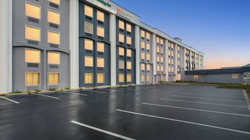 Un hôtel Holiday Inn by Candlewood doté d’un grand parking et de plusieurs étages.