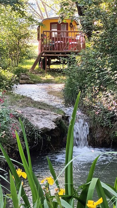 ROULOTTE TZIGANE DROME, AU BORD DU RUISSEAU Ideal for a quiet weekend break