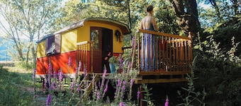 ROULOTTE TZIGANE DROME, AU BORD DU RUISSEAU Ideal for a quiet weekend break