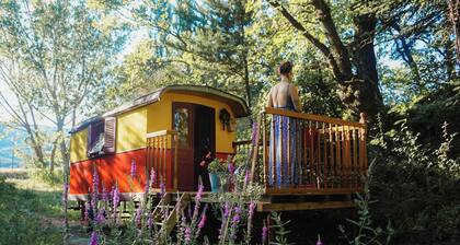 ROULOTTE TZIGANE DROME, AU BORD DU RUISSEAU Ideal for a quiet weekend break