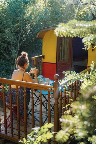 ROULOTTE TZIGANE DROME, AU BORD DU RUISSEAU Ideal for a quiet weekend break