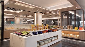 2 restaurants, breakfast served