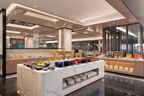 2 restaurants, breakfast served
