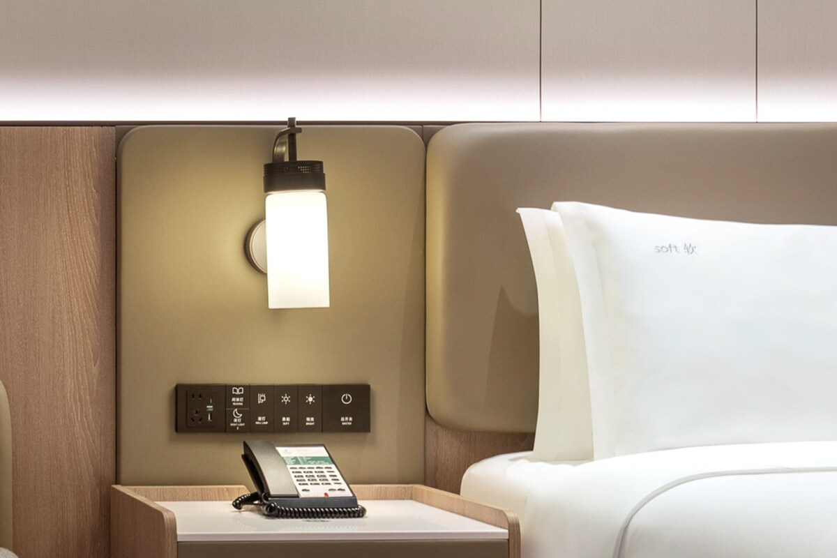 Premium Room | Premium bedding, down duvets, in-room safe, desk