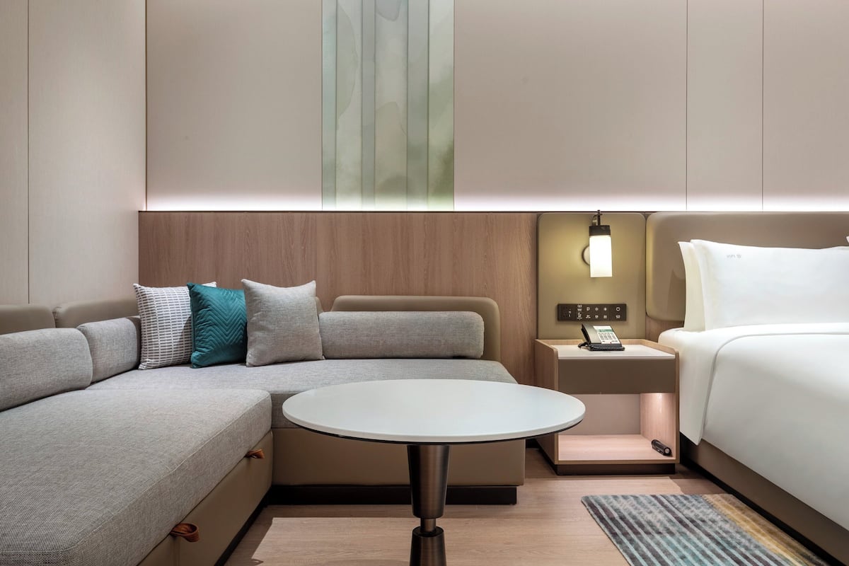 1 King Premium | Premium bedding, down duvets, in-room safe, desk