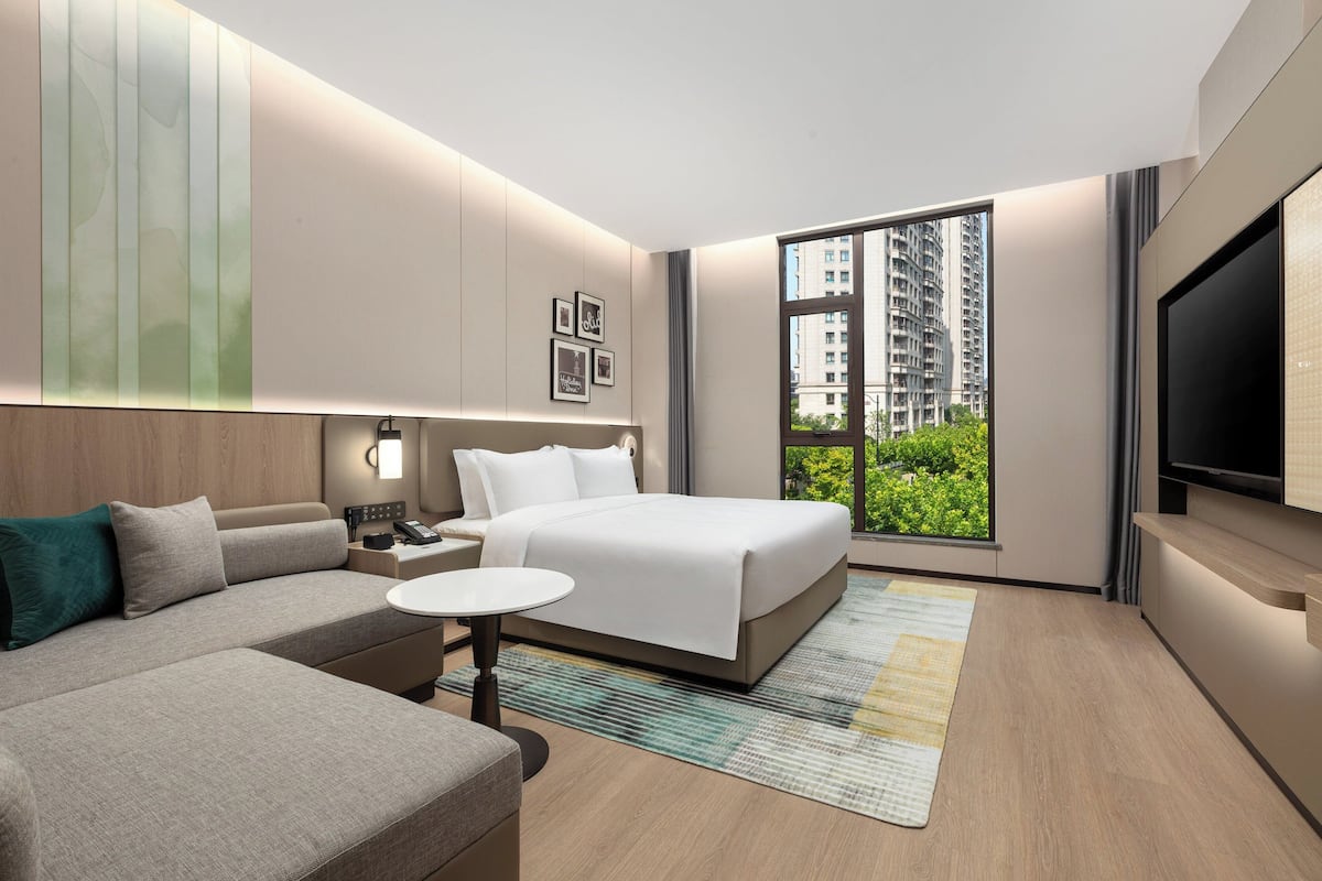 1 King Standard City View | Premium bedding, down duvets, in-room safe, desk