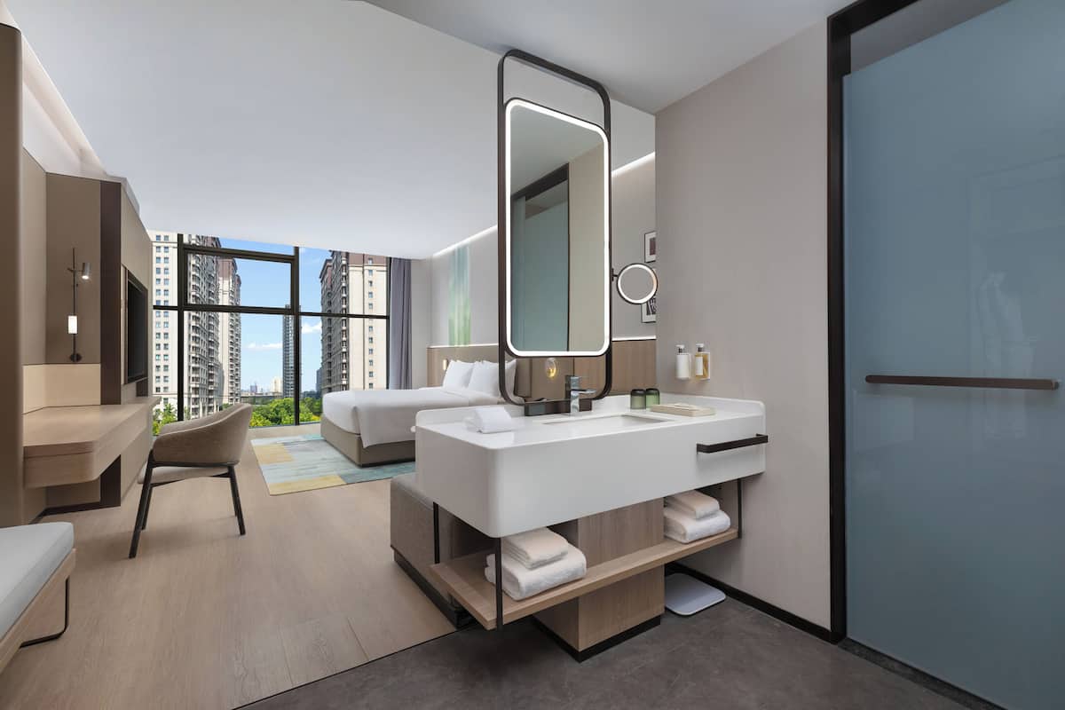 1 King Premium City View | Bathroom | Shower, free toiletries, hair dryer, bathrobes