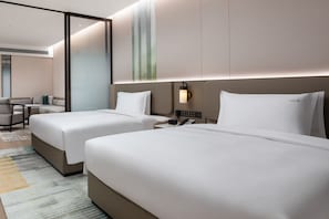 Phòng, 2 giường cỡ queen | Bộ đồ giường cao cấp, chăn bông, két bảo mật tại phòng, bàn