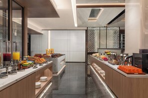 2 restaurantes: opção de café da manhã, almoço e jantar