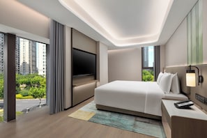Room, 1 Bedroom, City View | Peralatan tempat tidur premium, gebar bulu kapas, peti besi dalam bilik