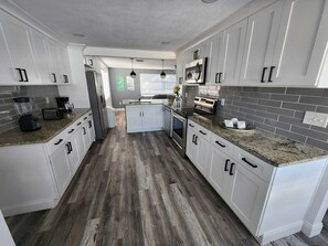 Private kitchen - Seabreeze - Charming 2-bedroom house in amazing Holiday with WiFi, AC.  (Holiday)